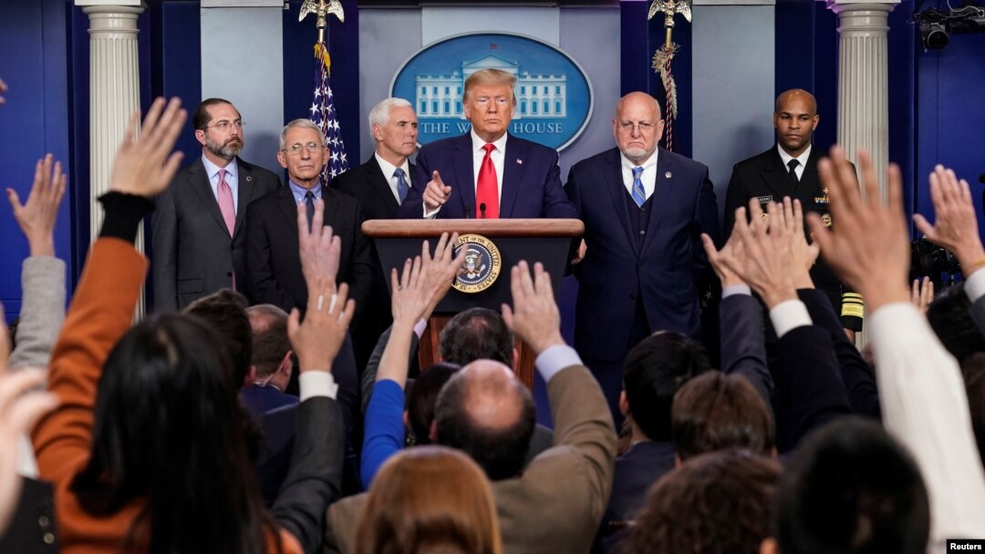 Presiden AS Donald Trump bersama Wapres AS dan para pejabat kesehatan memberi penjelasan soal penanganan virus corona. 