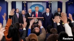 El presidente Donald Trump durante una rueda de prensa con su equipo para la crisis del coronavirus. 