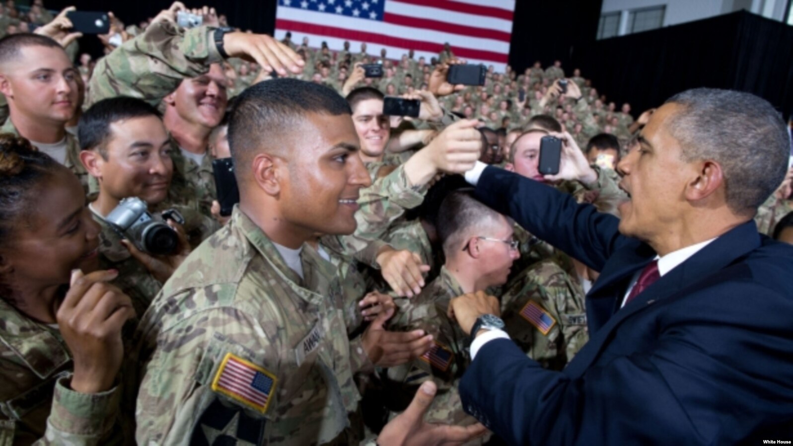 Presiden Barack Obama menyalami para tentara AS di Fort Bliss, El Paso, Texas (31/8). 