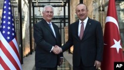 El secretario de Estado, Rex Tillerson, saluda a su homólogo turco, Mevlut Cavusoglu, en Estambul, el domingo 9 de julio.