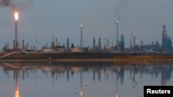 La refinería Amuay perteneciente a la petrolera estatal venezolana PDVSA en Punto Fijo, Venezuela, es vista en esta foto de archivo del 17 de noviembre de 2016. 