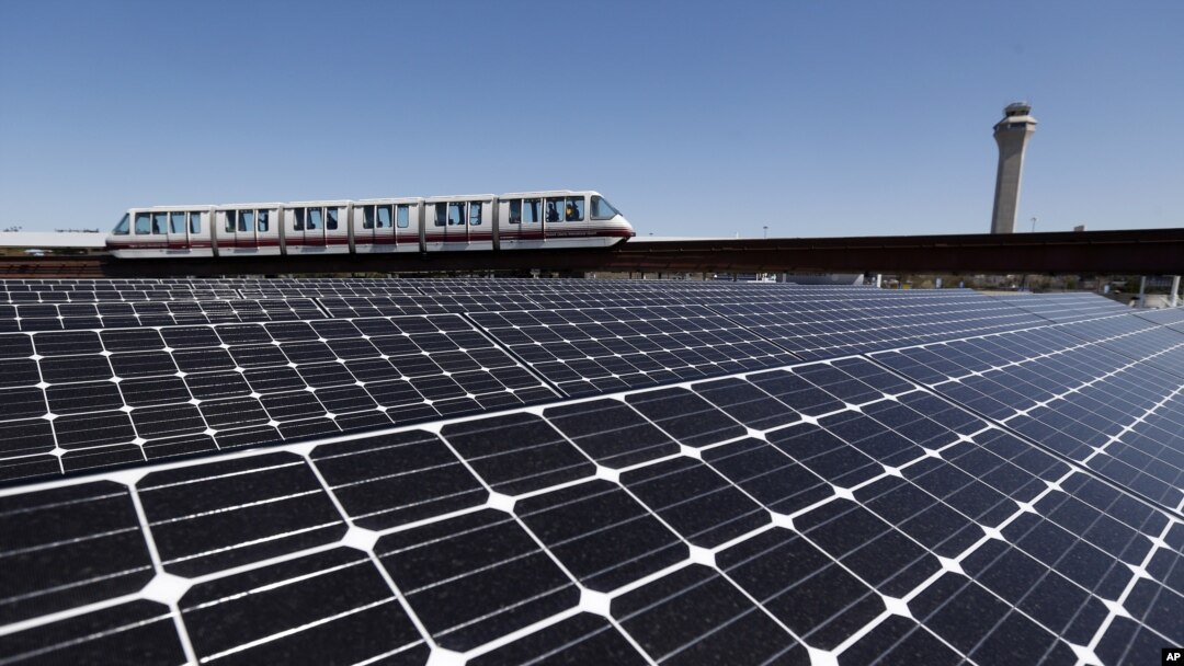 美國新澤西州紐瓦克自由國際機場安裝的太陽能電池板 （資料照片）