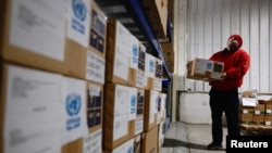 유엔 팔레스타인난민구호기구(UNRWA) 직원이 동예루살렘에 있는 요르단강 서안 사무소 창고에서 인도적 지원 물품을 나르고 있다. (자료사진)