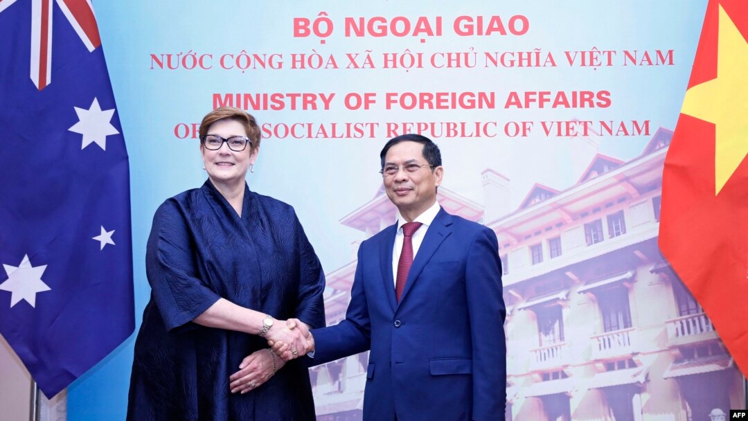 Ngoại trưởng Úc Marise Payne bắt tay Ngoại trưởng Việt Nam Bùi Thanh Sơn trong chuyến thăm của bà tới Hà Nội hôm 8/11. Theo HRW, bà Payne không công khai nêu quan ngại về nhân quyền của Việt Nam trong chuyến công du này.