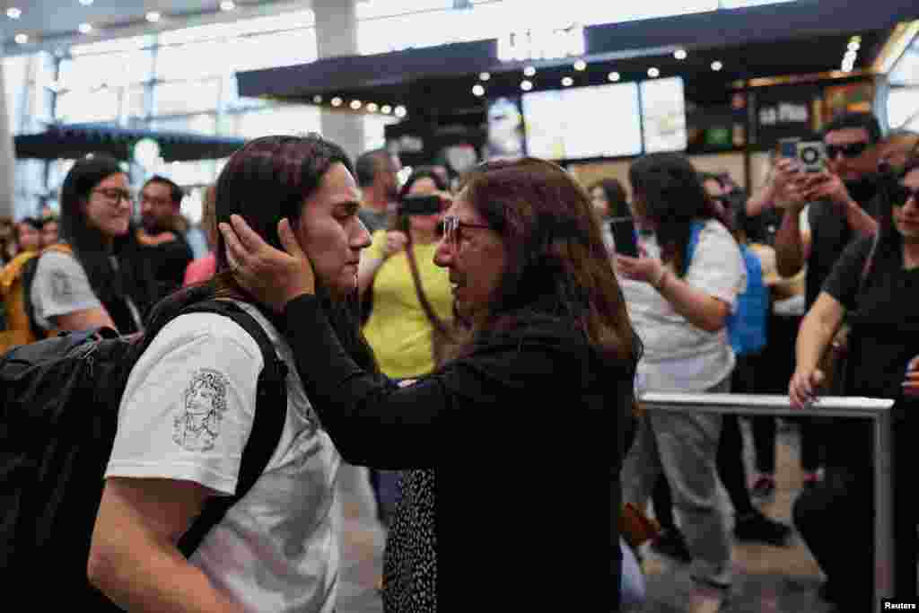 Edita Bizama toca el rostro de su hija, Adamary García, otra víctima de adopciones forzadas en Chile. &nbsp;