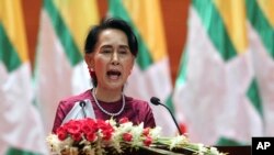 Penasihat Negara Myanmar Aung San Suu Kyi menyampaikan pidato kenegaraan yang disiarkan melalui televisi dari Pusat Konvensi Internasional Myanmar di Naypyitaw, Myanmar, 19 September 2017. (AP Photo/Aung Shine Oo)