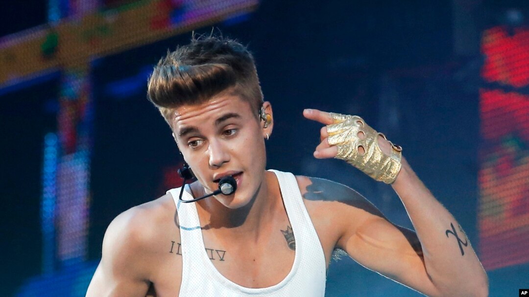 Justin Bieber saat menggelar konser di Bercy Arena, Paris, 19 Maret 2013 (Foto: dok).