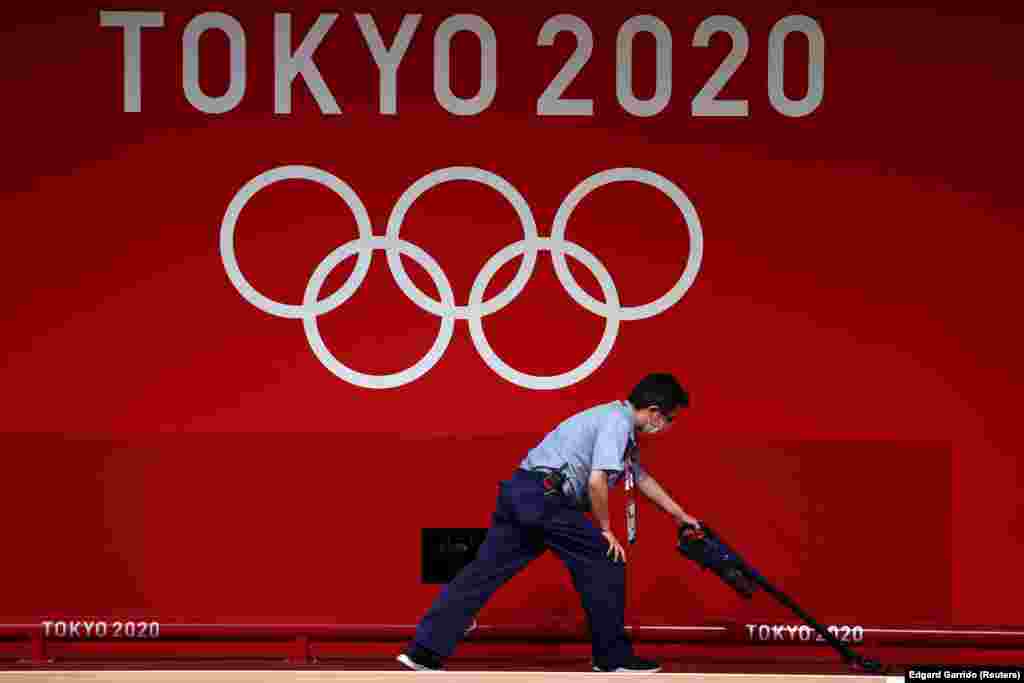 Jogos Olímpicos 2020 - Limpeza do espaço durante intervalo de competição de halterofilismo, em Tóquio