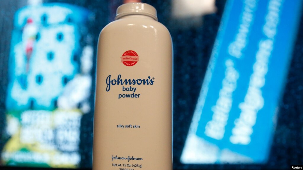 Một sản phẩm của công ty Johnson & Johnson được trưng bày tại New York, ngày 24/2/2016. 