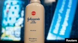 Một lọ thuốc bột dành xoa da cho trẻ em của công ty Johnson & Johnson (ảnh chụp tại New York, ngày 24/2/2016) 