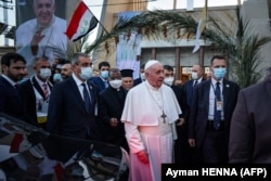 Le pape François quitte la cathédrale catholique syriaque Notre-Dame du Salut (Sayidat al-Najat) de Bagdad au début de la toute première visite papale en Irak, le 5 mars 2021.