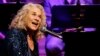 미국의 유명 싱어송라이터 캐럴 킹(Carole King)이 지난해 5월 국회도서관에서 공연을 펼치고 있다.