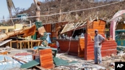 En esta imagen de archivo, un hombre junto a un negocio destruido por el paso del huracán Beryl por Clifton, en Unión, una isla de San Vicente y las Granadinas, el 4 de julio de 2024. 