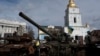 Tanques rusos y otros vehículos armados se exponen en una plaza de Kiev, la capital de Ucrania, el 12 de marzo de 2023.