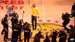 Kobe Bryant des Los Angeles Lakers saluant la foule lors d'une cérémonie avant son dernier match de la NBA contre Utah Jazz, le 13 Avril 2016, à Los Angeles, USA. (AP Photo/Mark J. Terrill) 