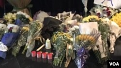 法国驻北京使馆设死难者灵堂，接受民众献花悼念（2015年11月15日，美国之音拍摄）