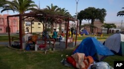 Migrantes venezolanos acampan en un parque en Tacna, Perú, el sábado 29 de abril de 2023. Una crisis migratoria en la frontera entre Chile y Perú se intensificó mientras cientos de migrantes permanecían varados al no poder cruzar a Perú. 