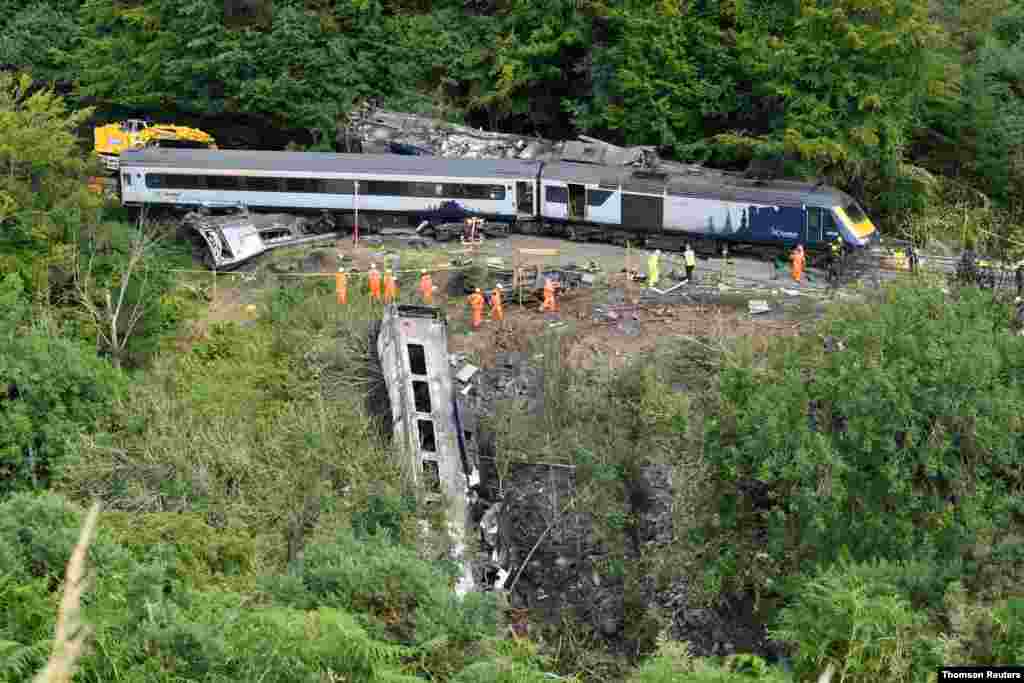스코틀랜드 스톤헤이븐의 열차 탈선 사고 현장에서 구조요원들이 생존자를 구출하고 있다.