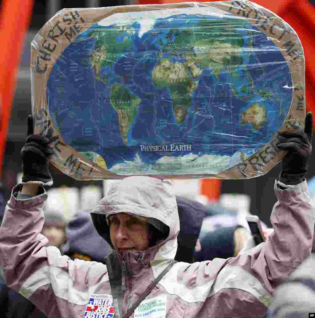 Un manifestante tiene una señal durante la protesta anti-Trump en Chicago, el 29 de abril de 2017. Miles de personas en los Estados Unidos están marcando el centésimo día de gobierno del presidente marchando en protesta por sus políticas ambientales.
