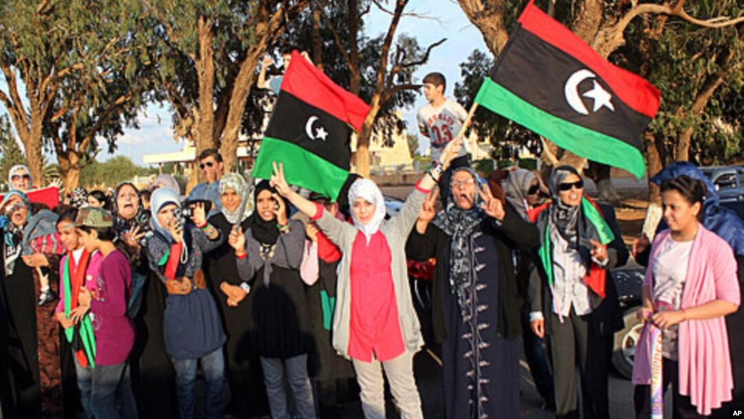 利比亚民众10月22日在班加西欢迎临时政府部队从苏尔特归来