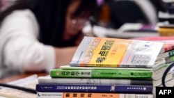 Seorang mahasiswi sedang belajar untuk persiapan ujian di sebuah perpustakaan di Shenyang, China, 26 November 2019. (Foto: AFP)