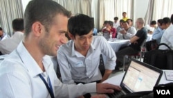 Participants at a TechCamp Phnom Penh, a two-day technology conference organized by the US Embassy Phnom Penh, from March 13-14, 2013. (Kun Chenda/VOA Khmer)