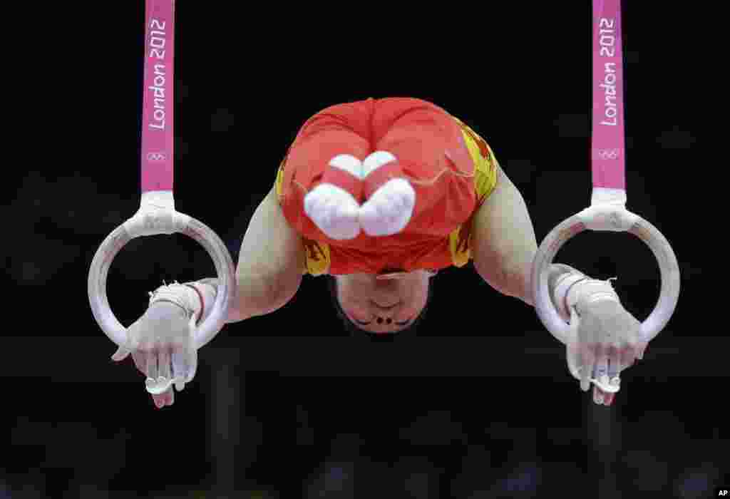 El gimnasta chino Chen Yibing se presenta en los aros durante la final de Gimnasia Artística masculina.