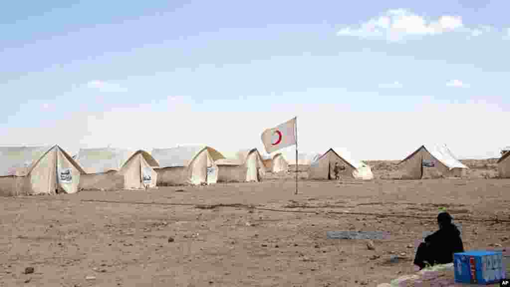 The Red Crescent sets up camps along the border for those displaced by the uprising in Libya, February 23, 2011. (VOA Photo/E. Arrott)