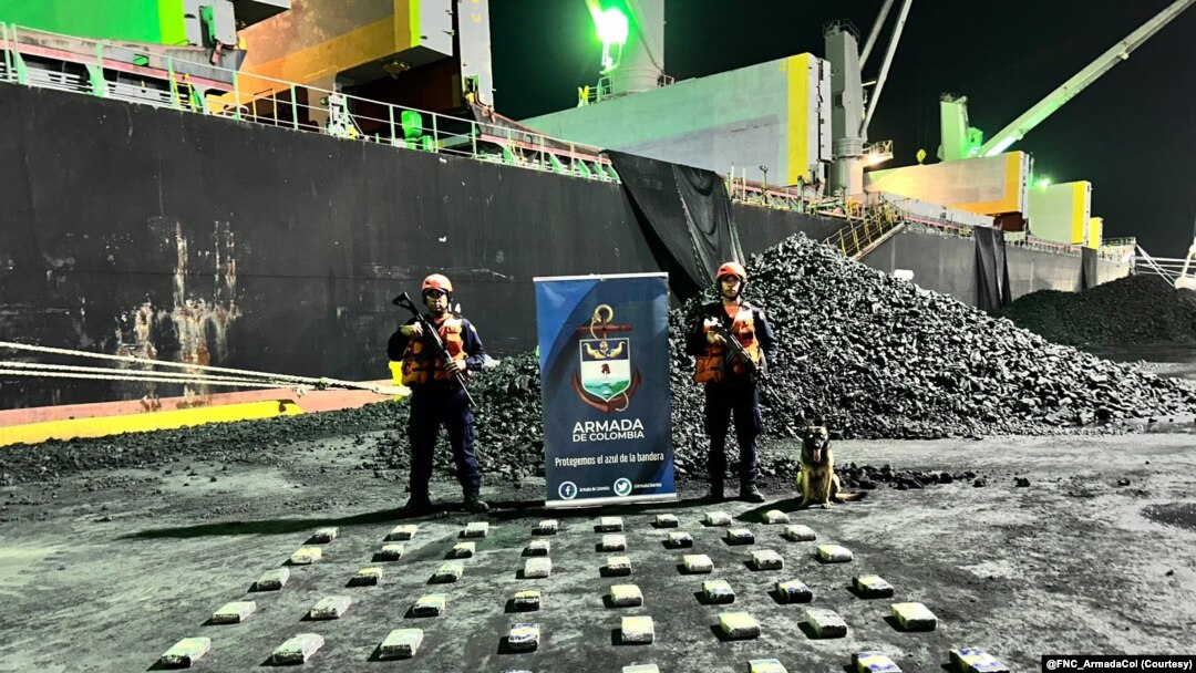 Kolombiya’nın Barranquilla limanlarının birinde Türkiye’ye kok kömürü taşımak için yola çıkmaya hazırlanan bir gemide 54 kg kokain ele geçirildi 