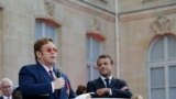 رئیس جمهوری فرانسه عالیترین نشان غیرنظامی این کشور، نشان لژیون دونور، را به التون جان اهدا کرد.