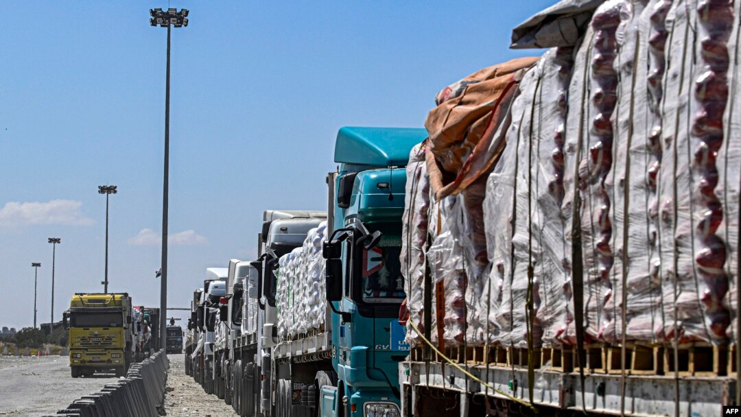 Kamioni s humanitarnom pomoći za Pojas Gaze parkirani u redu ispred graničnog prijelaza Rafah na egipatskoj strani 23. marta 2024.