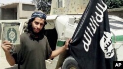 Foto de Abdelhamid Abaaoud publicada en la publicación en inglés Dabiq y distribuida por la agencia AP.