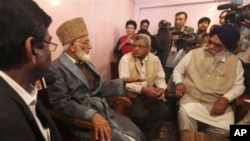 Kashmiri separatist leader Syed Ali Shah Geelani, second left, talks to a delegation of Indian lawmakers who called on him in Srinagar, India, 20 Sep 2010