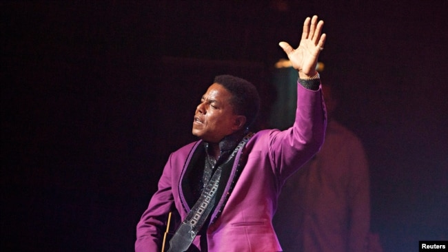 ARCHIVO: Tito Jackson del grupo musical The Jacksons actúa durante la gira Unity del grupo en el Teatro Apollo de Nueva York el 28 de junio de 2012. REUTERS/Andrew Burton/Foto de archivo