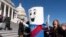 ARCHIVO - Un hombre vestido como el "Proyecto de Ley de Reconstrucción Mejor" lleva una banda que dice "en el Senado", el 19 de noviembre de 2021, en el Capitolio en Washington, D.C.