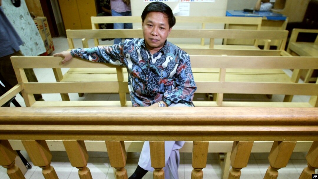 Agus Dwikarna asal Indonesia di ruang sidang pengadilan di Passay City, Filipina, dalam kasus dugaan teror pada 2002. 