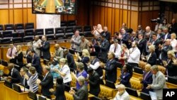 Le chef de file du parti démocrate sud-africain Mmusi Maimane, à gauche, est applaudi par l'assemblée, à Cape Town, Afrique du sud, le 10 novembre 2016.