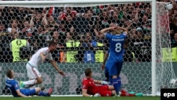 Birkir Saevarsson de l'Islande, à gauche, marque contre son camp lors du match du groupe F de l’Euro 2016 entre l'Islande et la Hongrie au Stade Vélodrome de Marseille, France, 18 juin 2016. epa/ ALI HAIDER EPA / ALI HAIDER 