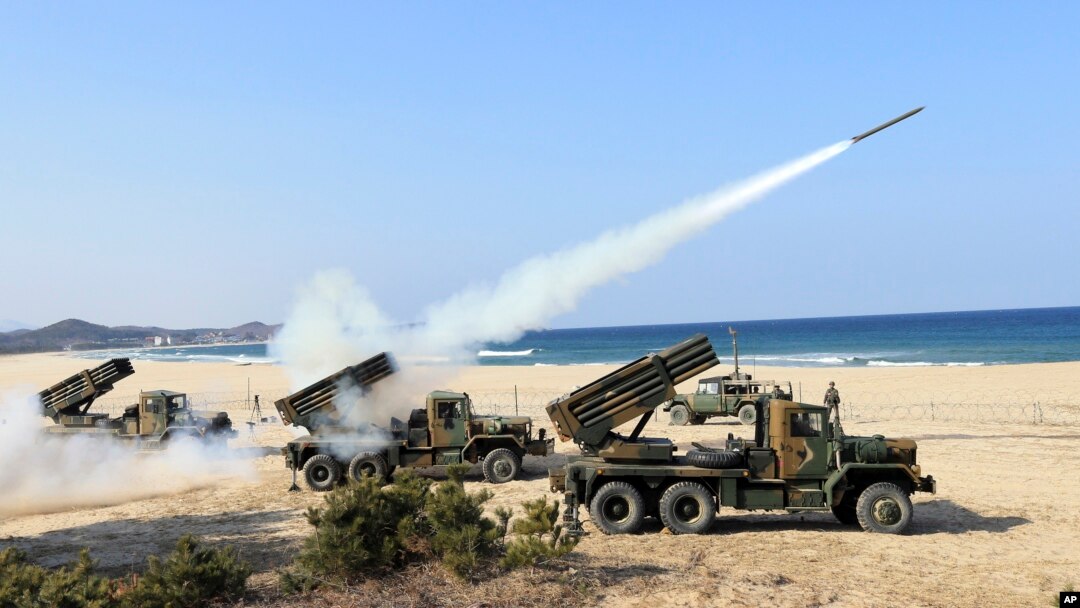 Tentara Angkatan Darat Korea Selatan meluncurkan beberapa roket saat latihan militer menghadapi kemungkinan serangan dari Korea Utara di Goseong, Korea Selatan, Senin (3/3).