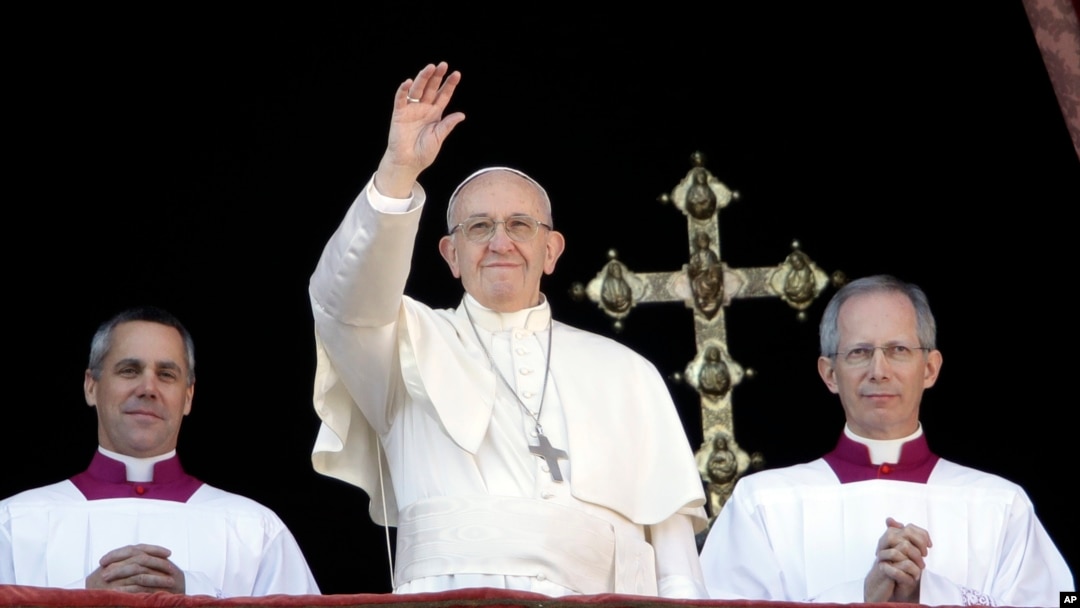Paus Fransiskus, yang didampingi MC Uskup Guido Marini, memberkati umat Kristiani dalam khotbah "Urbi et Orbi" pada perayaan Natal dari balkon utama Basilika Santo Petrus di Vatikan, 25 Desember 2017.