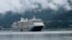 Un bateau de la compagnie Holland America, propriétaire du Zaandam qui lui est bloqué au large de l'Amérique du Sud à cause des mesures de fermeture des frontières prises par plusieurs pays côtiers fin mars 2020 pour éviter la propagation du coronavirus.(Photo AP)