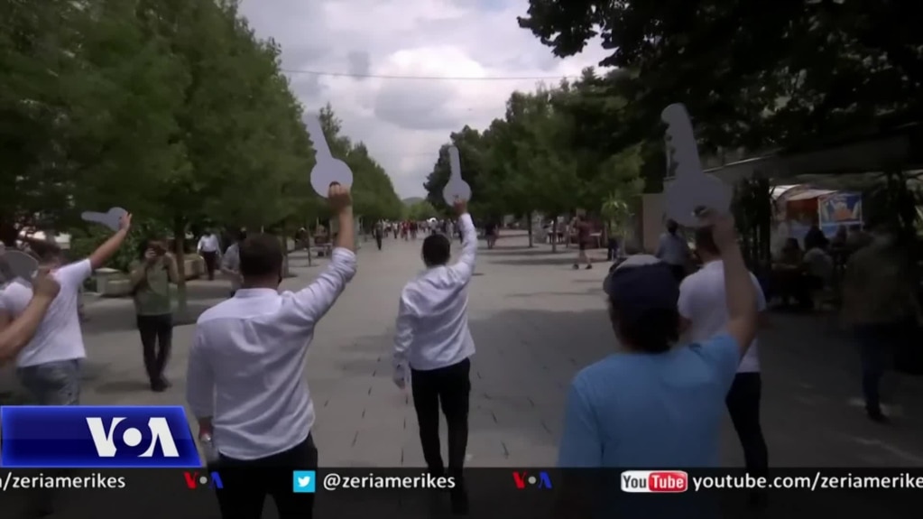 Prishtinë, protestë kundër orareve kufizuese