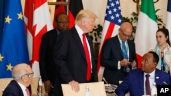 Le président Mahamadou Issoufou, assis à droite, échange avec son homologue américain Donald Trump lors d’une table ronde du G7 et les partenaires à l’hôtel San Domenico à Taormina, Italie, 27 mai 2017. 