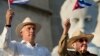 ARCHIVO - El presidente de Cuba, Miguel Díaz-Canel, a la izquierda, junto al expresidente Raúl Castro en un acto en la plaza de la Revolución, en La Habana, en abril de 2021.