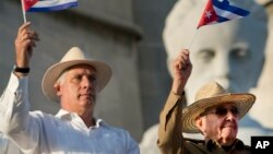 ARCHIVO - El presidente de Cuba, Miguel Díaz-Canel, a la izquierda, junto al expresidente Raúl Castro en un acto en la plaza de la Revolución, en La Habana, en abril de 2021.