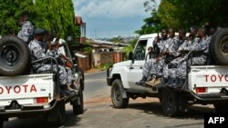 Les forces de sécurité burundaises déployées après une attaque à la grenade à Bujumbura, le 25 avril 2016.