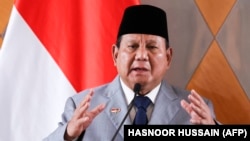 Presiden Prabowo Subianto berbicara dalam pertemuan di Kuala Lumpur pada 27 Januari 2025, sebagai ilustrasi. Sebuah video Instagram yang mencatut nama Prabow dengan menggunakan deepfake berhasil menipu warga di 20 provinsi. (Foto: HASNOOR HUSSAIN/AFP)