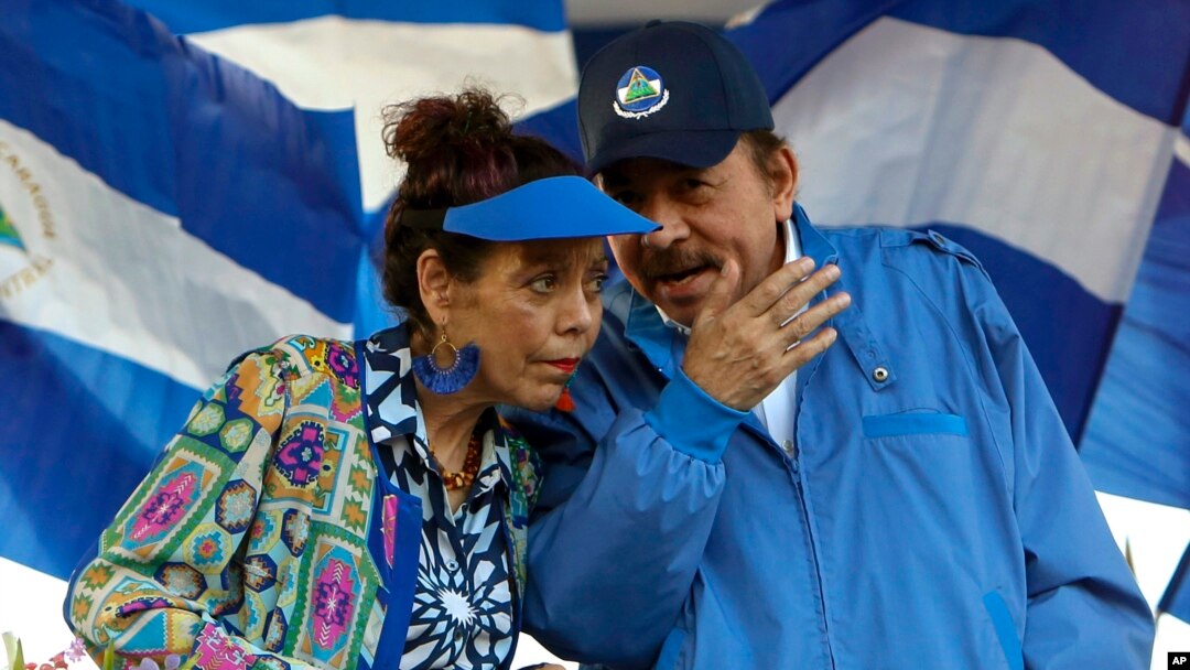 ARCHIVO - El presidente de Nicaragua, Daniel Ortega, y su esposa, la vicepresidenta Rosario Murillo, encabezan una manifestación en Managua, Nicaragua, el 6 de septiembre de 2018.