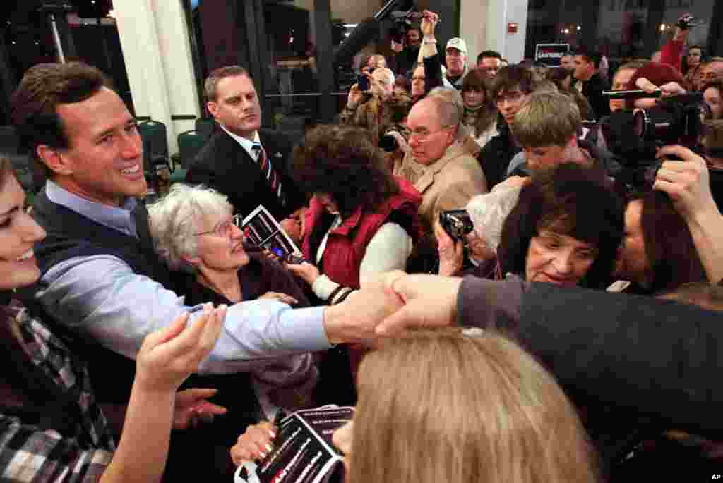 Ông Rick Santorum chào mừng các ủng hộ viên tại một cuộc mít-tinh ở Cuyahoga Falls, Ohio, ngày 5 tháng 3, 2012. (Reuters) 