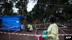 Des agents de santé travaillent dans une unité de quarantaine d'Ebola à Muma, après qu'un cas d'Ebola ait été confirmé dans leur village, en RDC, le 13 juin 2017.